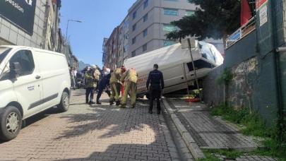 Kağıthane'de kaldırımdaki kadına çarpıp iki araç arasında sıkıştırdı