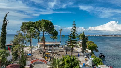 Depremden etkilenen Arsuz'da hasar gören turistik tesisler onarılıyor