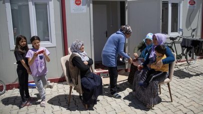 Depremzede kadınlar, acılarını yeni dostluklarla unutmaya çalışıyor