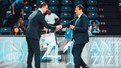 Anadolu Efes depremzedeler için binlerce kitap topladı