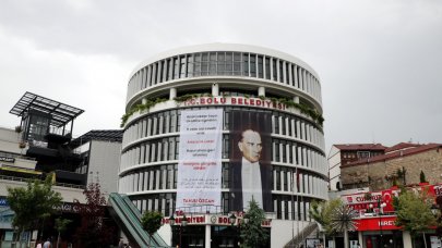 Tanju Özcan’dan belediye binasına Arapça pankart!