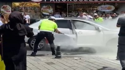 Taksim Meydanı'nda korkutan anlar! Araç bir anda alev aldı