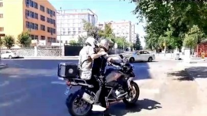 Sınava geç kalanların imdadına motosikletli polisler yetiştirdi