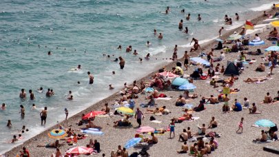 Antalya'da sınavdan çıkanlar soluğu plajlarda aldı