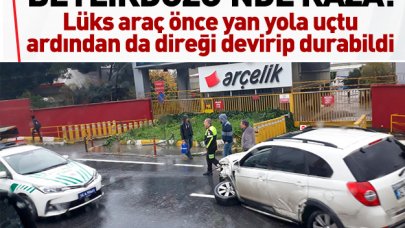 Beylikdüzü'nde kaza! Araç yan yola uçup direği yıktı