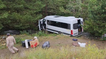 Erzincan'da düğünden dönen minibüs şarampole devrildi