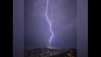 Kabe'nin yakınındaki kuleye yıldırım düştü