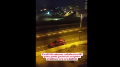 Park halindeki araçların aynalarını kırıp kaçtılar