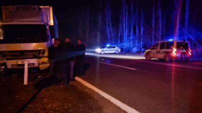 Polis aracı ile TIR çarpıştı, 2 polis memuru yaralandı