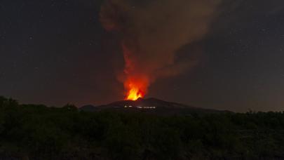 İtalya'da Etna Yanardağı yeniden faaliyete geçti