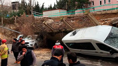 Beykoz'da istinat duvarı çöktü