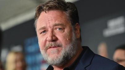 Russell Crowe, İngiltere'de kafası kesilerek idam edilen son adamla akraba olduğunu söyledi