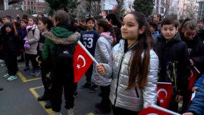 Öğrencilerden şehitler için bir dakikalık saygı duruşu