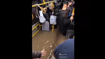 Antalya’daki sağanak yağıştan yeni görüntüler! Otobüste böyle mahsur kaldılar