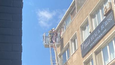 Şişli'deki binada yangın çıktı, alevlerin arasında mahsur kalanların olduğu belirtildi