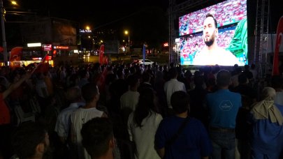 Bursa'da Ay-yıldızlıların maçı açık alanlara kurulan dev ekranlarda izlendi