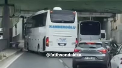 Aksaray'da otobüs köprü altına sıkıştı