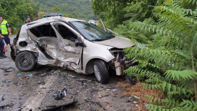 Yağış nedeniyle kayganlaşan yolda 2 otomobil çarpıştı: 1 ölü, 3 yaralı