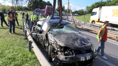 Pendik'te bariyerleri aşan araç yeşil alana uçtu: 1'i ağır 2 yaralı