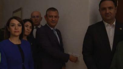 CHP lideri Özgür Özel, ışık kapatma eylemine böyle katıldı!