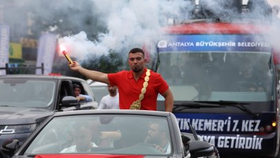 Kırkpınar Başpehlivanı Yusuf Can Zeybek'e Antalya'da coşkulu karşılama