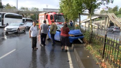 Kağıthane'de otomobilin üzerine ağaç devrildi