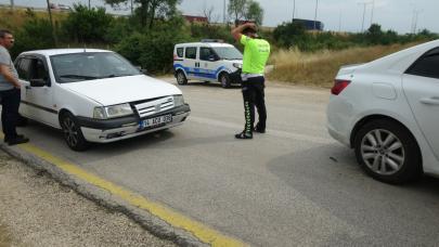 Ekip otosuna çarpınca yakalanan şüphelilerin camdan attıkları paketlerden uyuşturucu çıktı