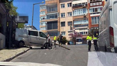 Avcılar'da geri kayan minibüs restoranın kapısına çarparak durdu