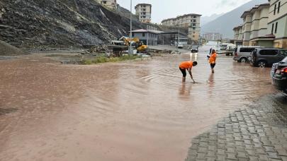 Artvin Yusufeli'de sağanak yağış sele döndü