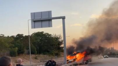 Bursa'da, bariyerlere çarpan minibüs alev alev yandı