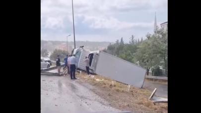 Büyükçekmece D-100’de TIR devrildi!