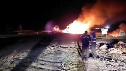 Nevşehir'de vinç taşıyan TIR'da yangın: Alevlere teslim oldu