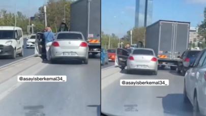 İstanbul'da trafikte tartışma: Aracın önünü kesti, sopayla darp etmeye çalıştı