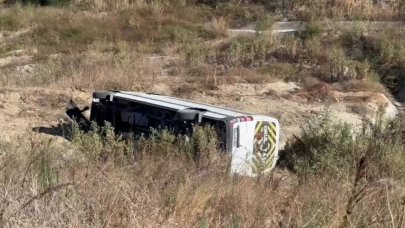 Arnavutköy'de havalimanı personelini taşıyan minibüs şarampole uçtu: 9 yaralı