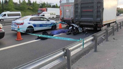 Küçükçekmece TEM'de feci kaza! Kamyonete çarpan motosiklet sürücüsü öldü