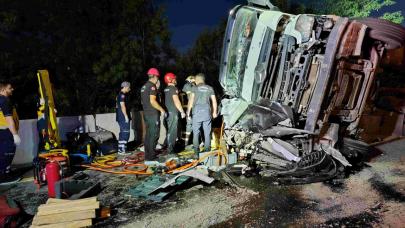 Düzce'de otobüs ve araca çarpan TIR, otomobilin üzerine devrildi