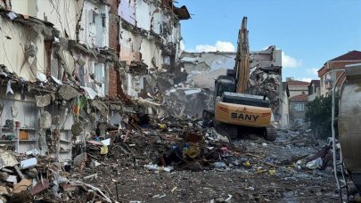 Pendik'teki İETT otobüsünün çarptığı binadaki yıkım çalışmaları devam ediyor