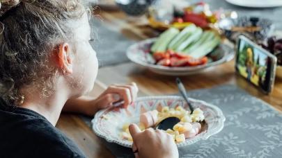 Çocuklarda obezite riskini arttıran risklerin başında ekran karşısında yemek yemek geliyor