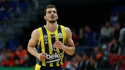 Fenerbahçe Beko, Emre Ekşioğlu ile sözleşme yeniledi