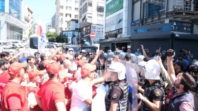 Polonez işçileri Çekmeköy'deki genel merkez önünde eylem yaptı