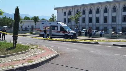 Emniyet otoparkında olay! Bıçakla araçlara zarar verip polise saldıran şahıs vuruldu