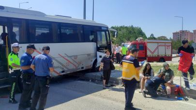 Freni boşan midibüs istinat duvarından yan yola düştü: Çok sayıda yaralı var