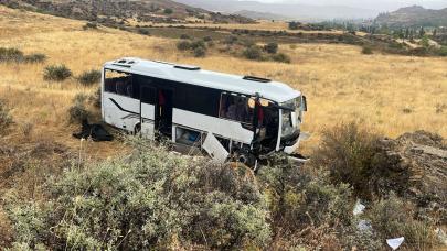 Düğüne giden servis midibüsü devrildi: 27 kişi yaralandı