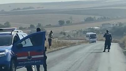 Eşini döverek öldürmüştü...Yakalanınca boğazına bıçak dayadı: 'Gelmeyin, kendimi keserim'