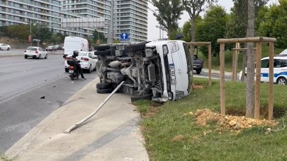 İstanbul'da otomobil kamyonete çarptı: 3 yaralı