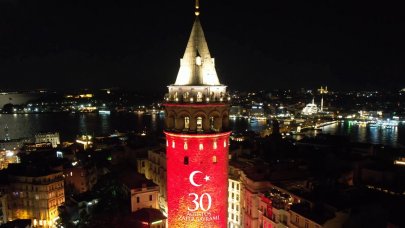 İstanbul'da tarihi mekanlara 'Zafer Bayramı' ışıklandırması