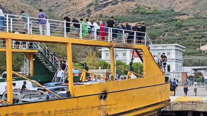 Ro-Ro gemisi limanda bekletildi, yolcular korna çalarak protesto etti