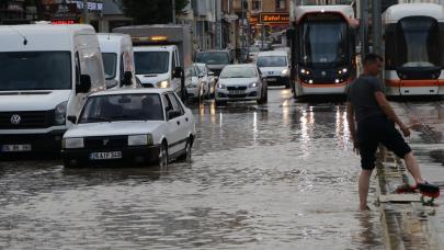 Sağanak yağışta tramvay ilerleyemedi