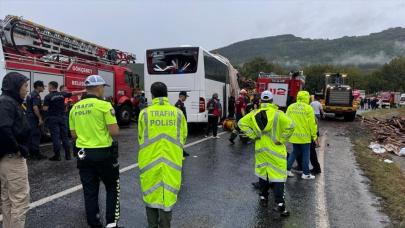 Zonguldak'ta feci kaza...Yolcu otobüsü kamyonla çarpıştı: 2 kişi öldü, 23 kişi yaralandı