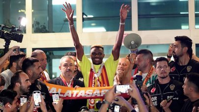 Victor Osimhen GS ile imzaları atmak için İstanbul'a geldi